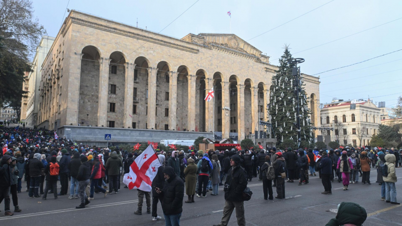 В Тбилиси отменили зажжение елки перед зданием парламента