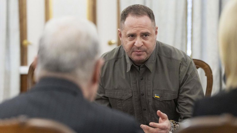 Ермак заявил, что не держит зла на Зеленского, пишет FT
