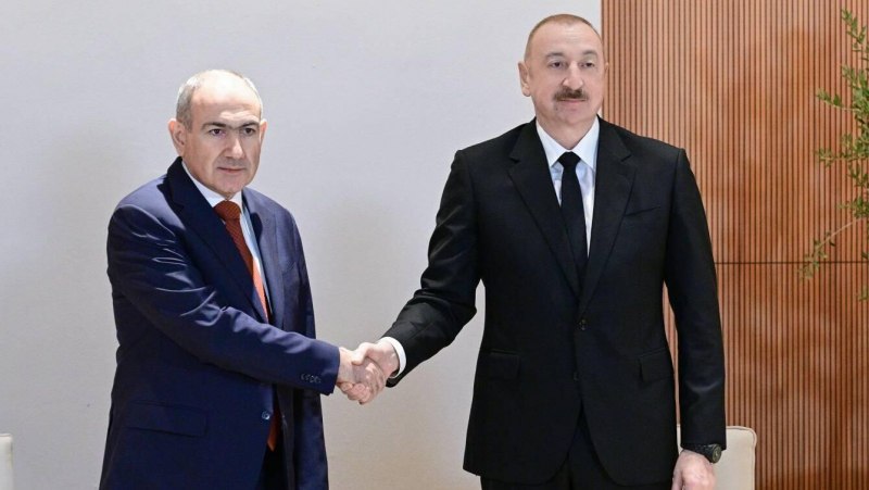 Президент Азербайджана Ильхам Алиев и премьер-министр Армении Никол Пашинян во время встречи в Абу-Даби