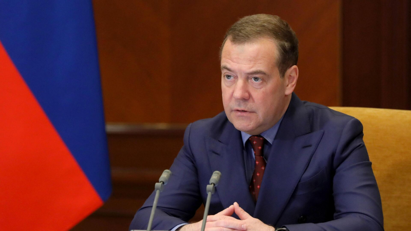 Российская армия продолжит наступление, заявил Медведев